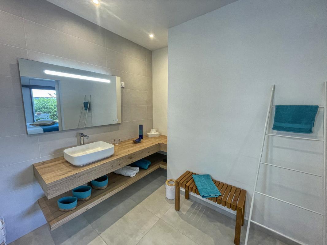 30 Location villa piscine accès plage Saint François Guadeloupe_sdb 1
